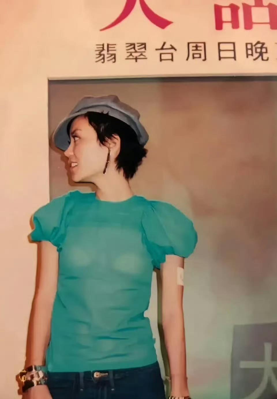 25年前的王菲虽然穿的普通，却一点不觉得她土，审美真的好神奇[思考] ​