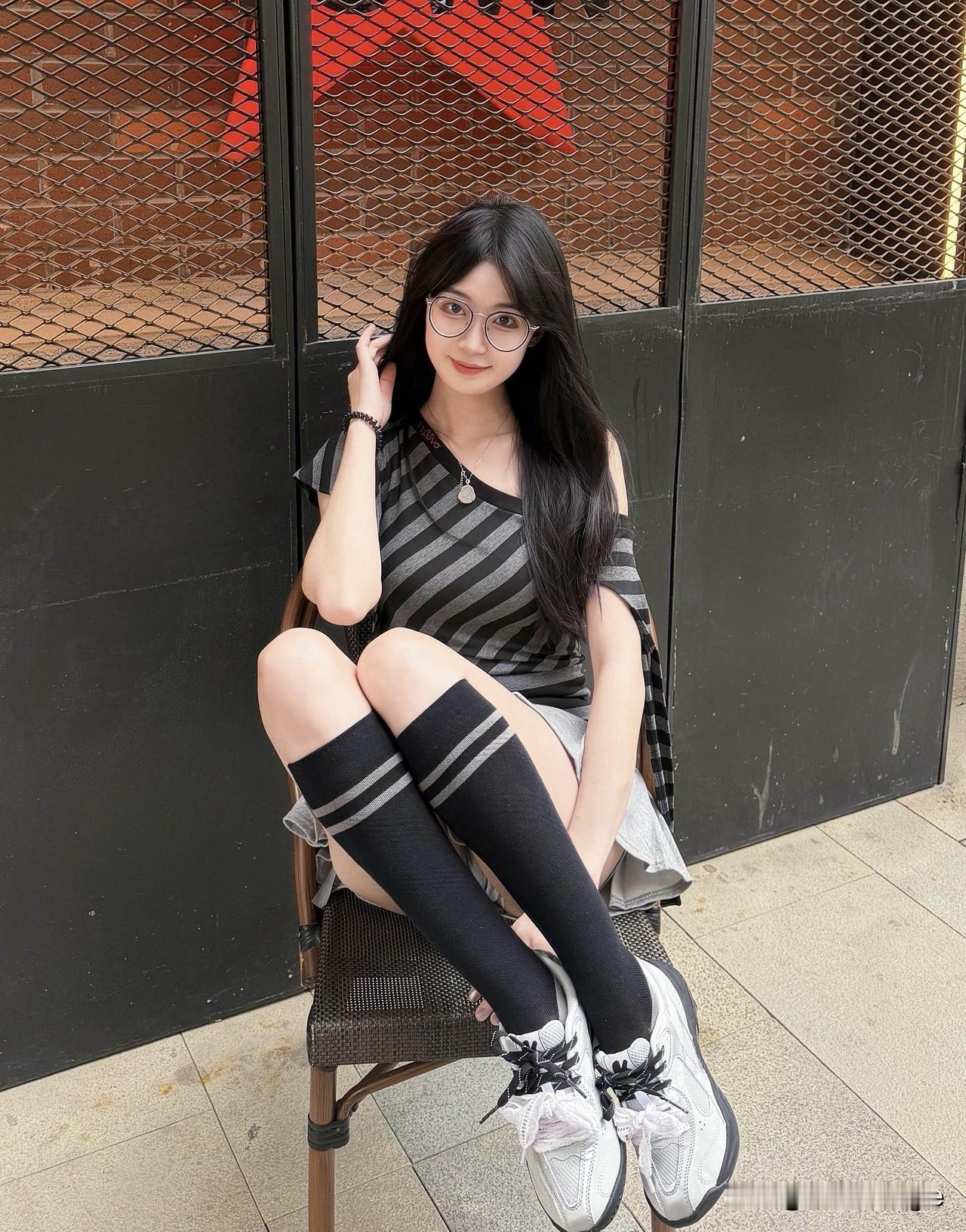 樊振东就是“保持热爱，奔赴山海，忠于自己，热爱生活”的完美诠释。他在乒乓球赛场上