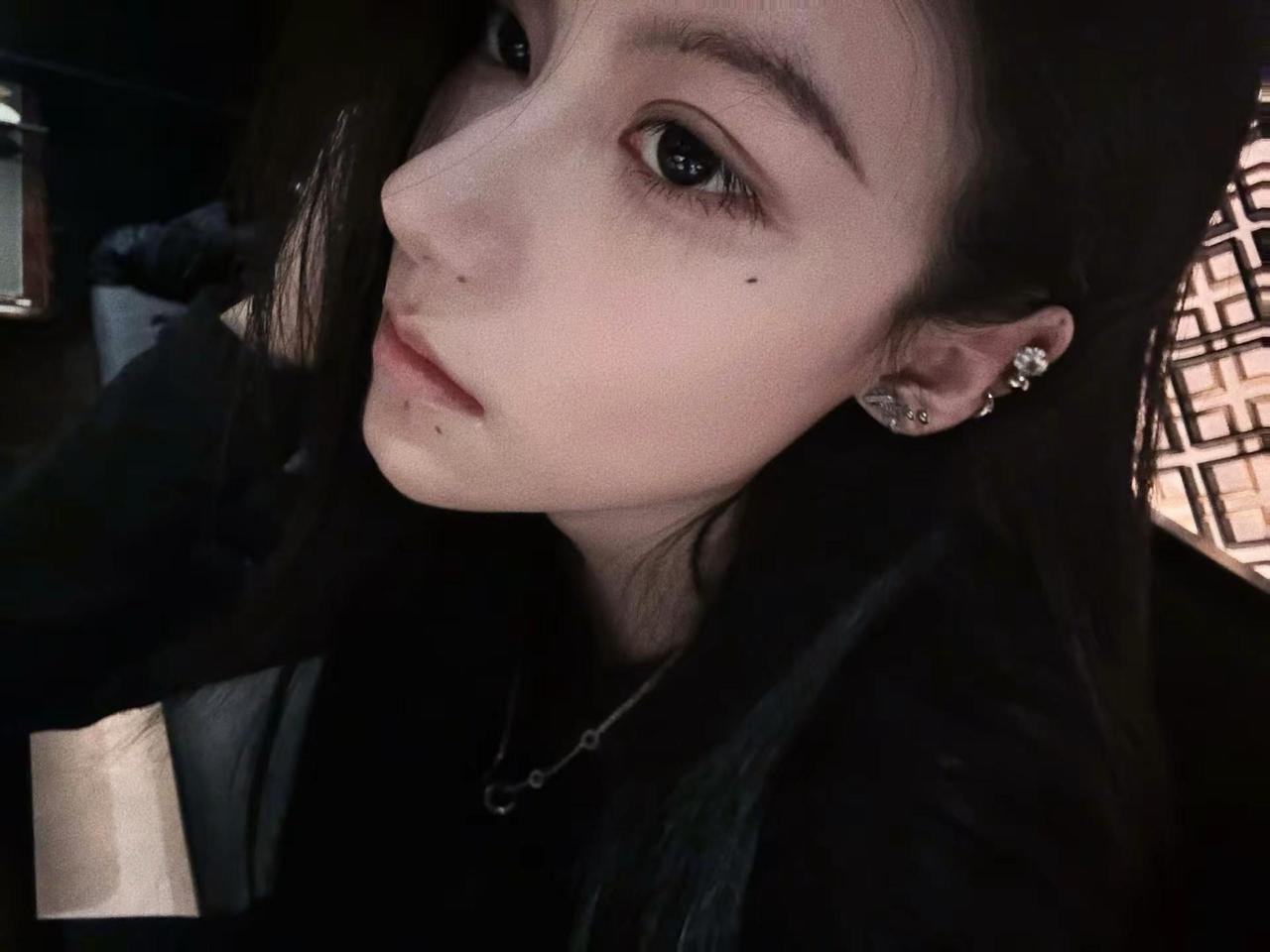 如果全世界都指责你 姐姐就蹲下来抱抱你。年上丑帅