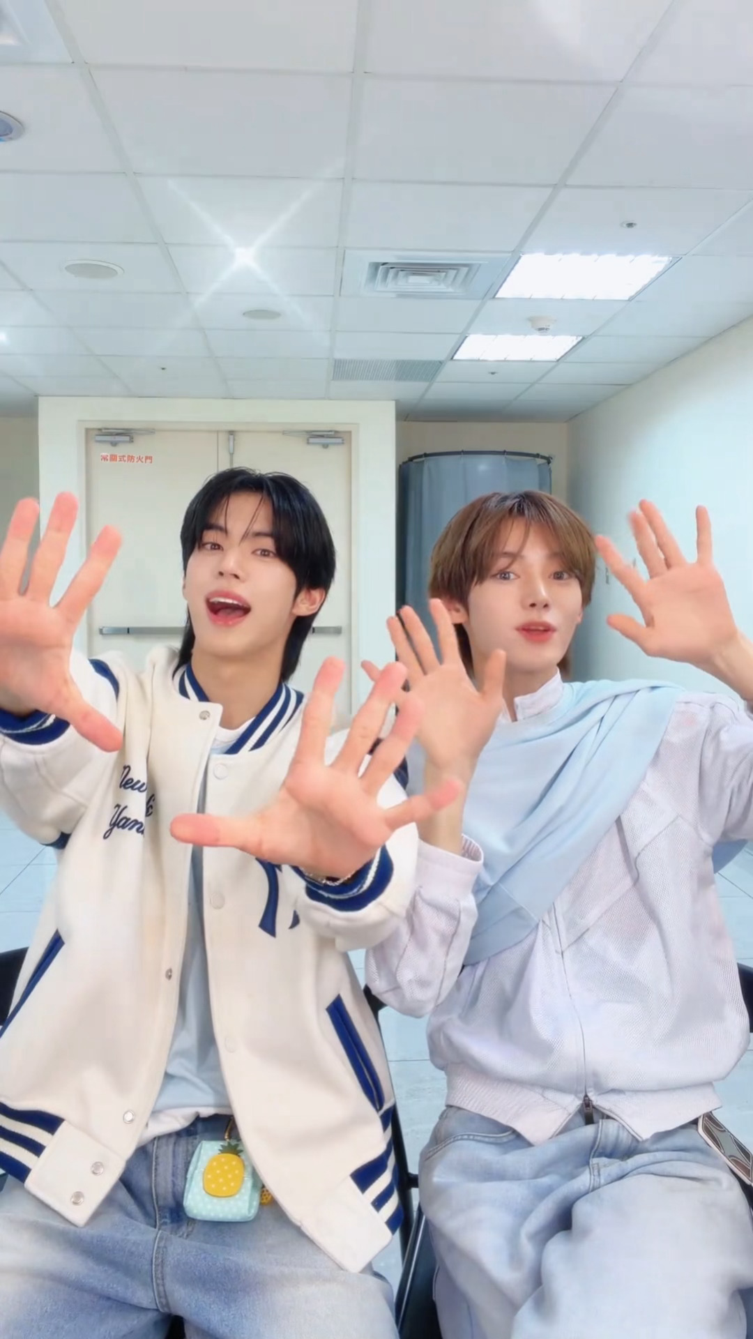 卧槽金道勋韩振跳了TOP登陆少年的耶手势舞金道勋韩振跳了耶手势舞 金道勋韩振ch