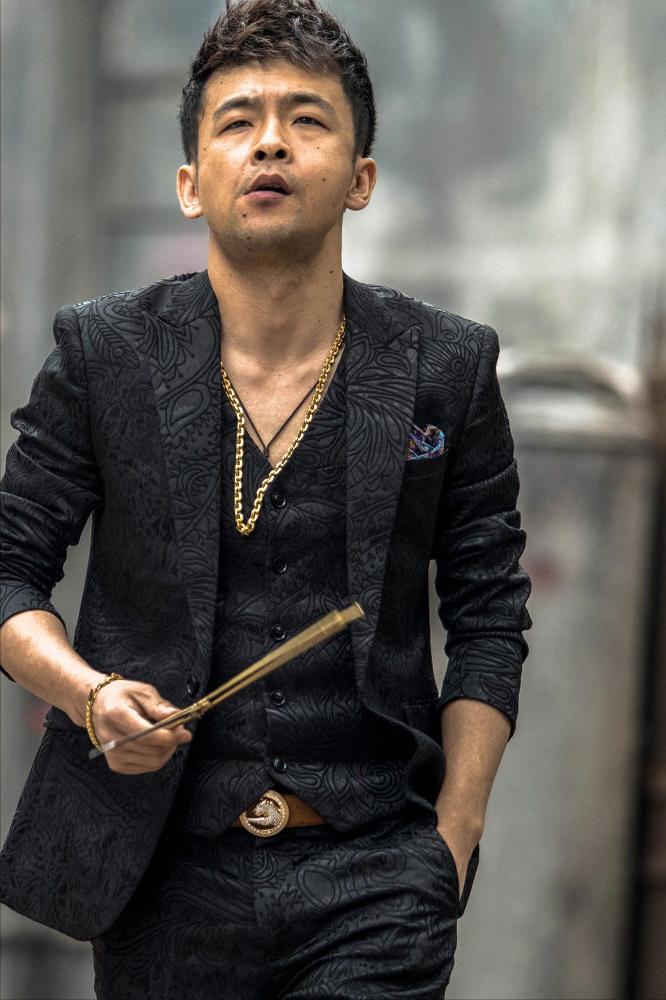 演员，周云鹏，出名了，也演电影了，也演电视剧了，周云鹏说，导演给我打电话，我以为