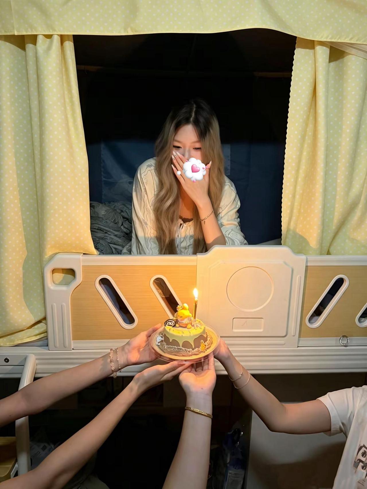 拜托 当女孩太好了。宿舍生日氛围