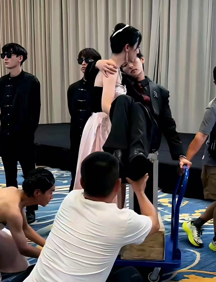终于知道了一个事情。原来短剧里，女主公主抱男主是这样子拍出来的呀 ​​​