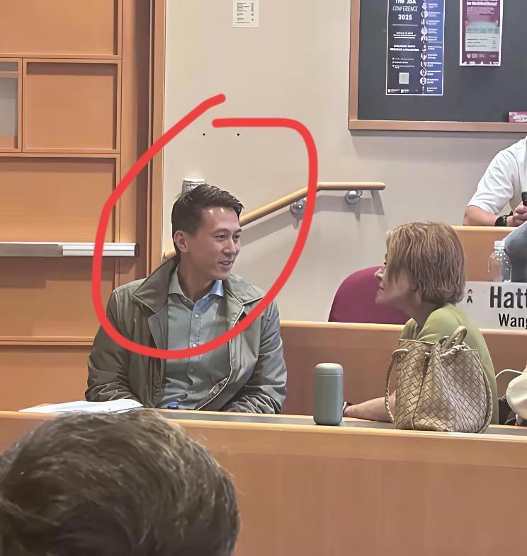 这是哪位明星啊？有谁认识