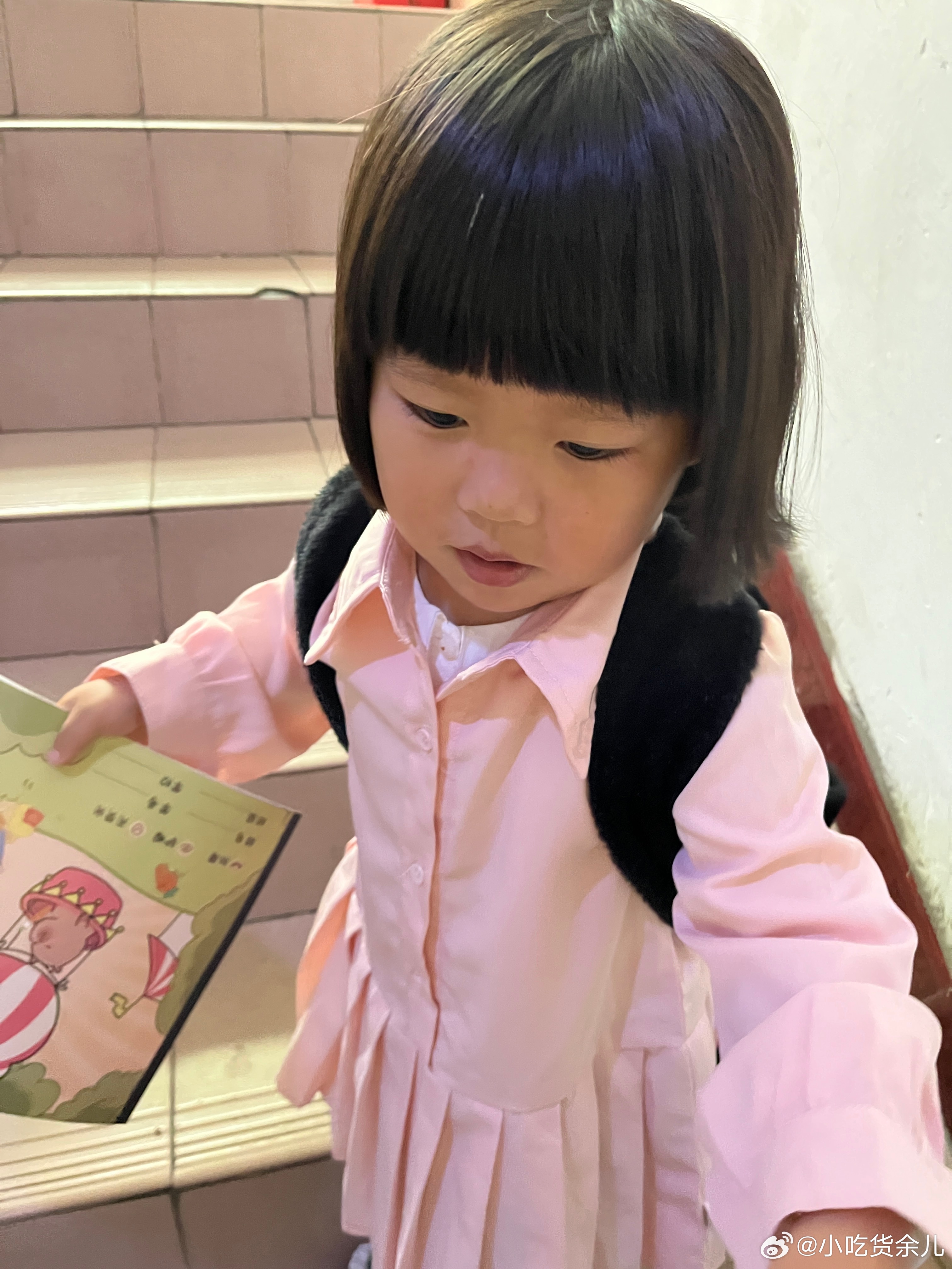 还是不害怕猫，这个猫好听话，柠宝一叫她就来，我和柠宝说只能看，不能摸它。其实猫你