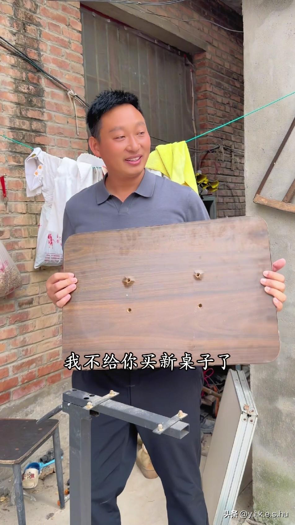 妮娃都不知道爱惜东西，老表买的新桌子没用多久又搞坏了