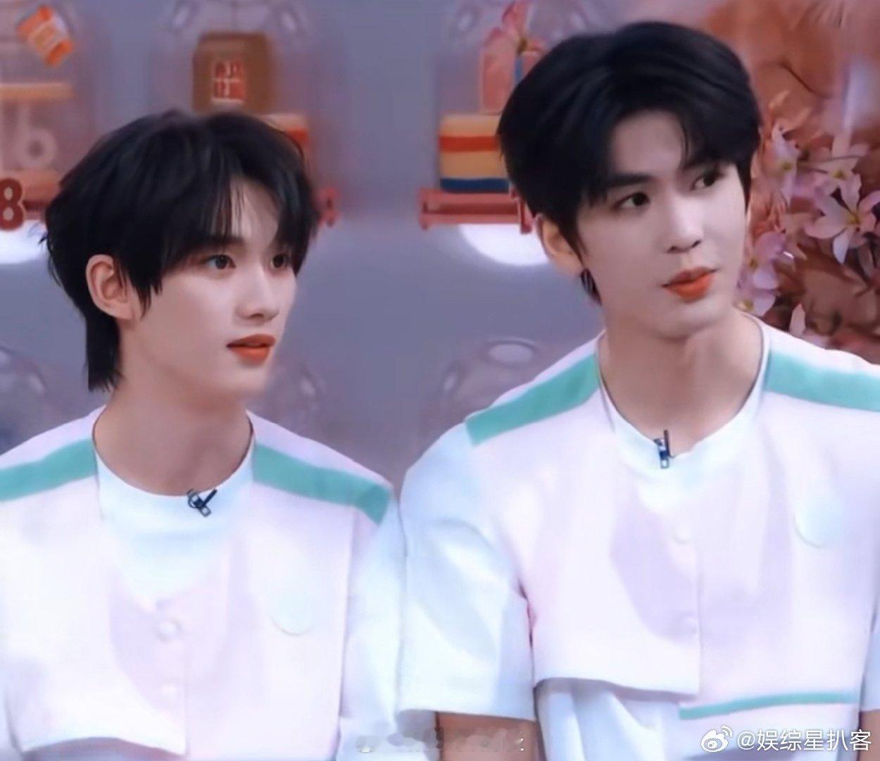 白西装配红玫瑰的同框暴击谁懂！张凌赫是自带清冷贵气的浓颜杀，丁程鑫是鲜活灵动的少