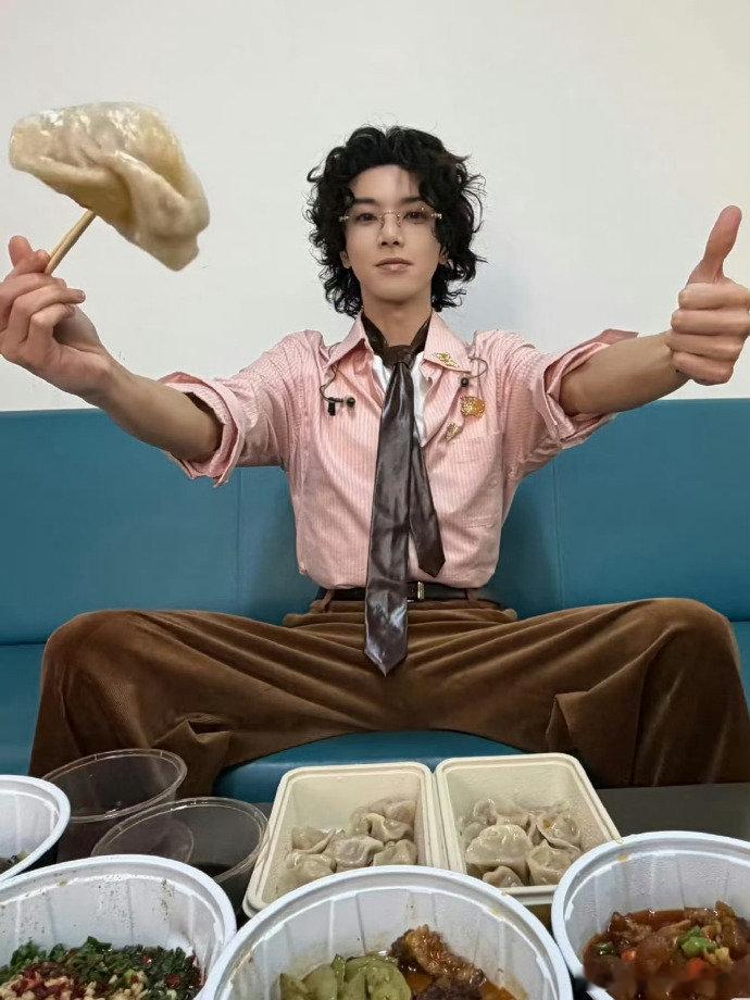 何老师长在华晨宇笑点上 何老师真的长在华晨宇笑点上了！一句 “帘可能是您的刘海”