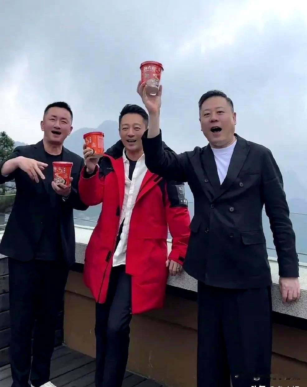 汪小菲这波操作真是把"打工人"精髓玩明白了！谁能想到在海拔1864米的黄山光明顶