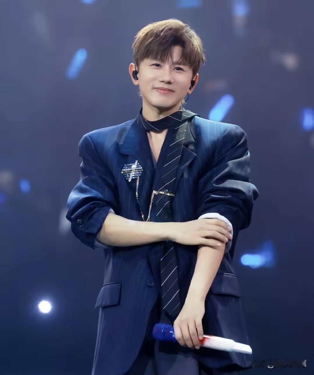 张杰春晚唱完，
我估计票务平台的后台警报要响了！
都说张杰的票本来就难抢，属于“