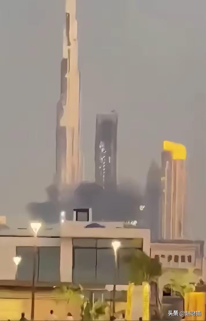 已经有多方视频可以确认，伊朗正在使用“沙赫德-136”无人机对迪拜的美军基地实施