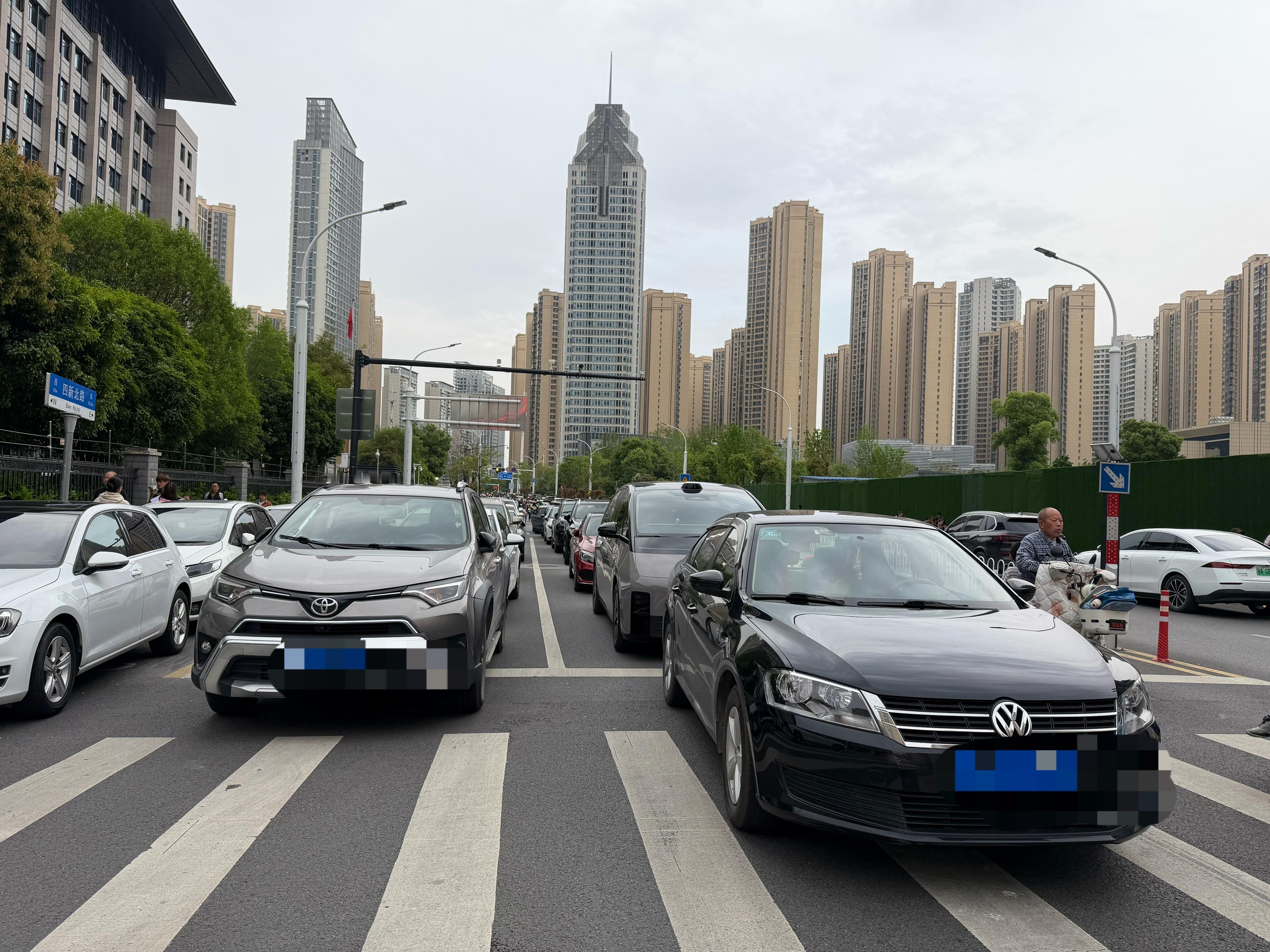 接娃现状，四个车道堵三个为啥武汉养小孩儿这么费父母啊我看广东那边四年级十岁后都自