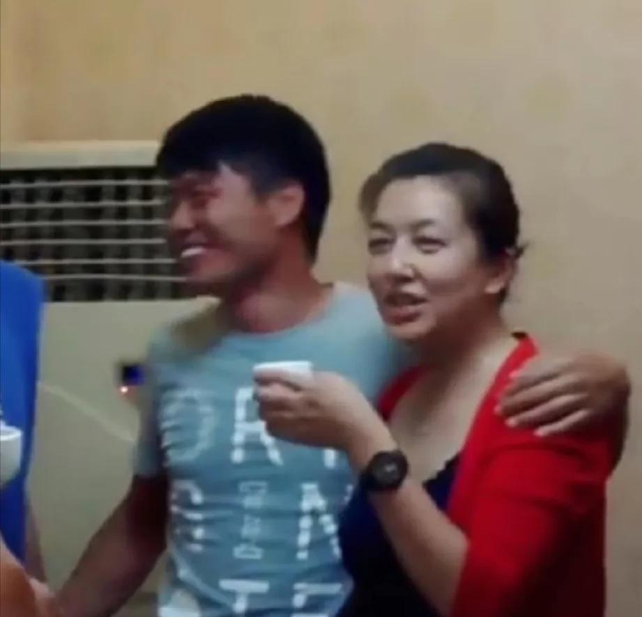江珊私下聚会，与友人大喝交杯酒真豪放！

江珊“中年发福”后竟更美了！和友人私下