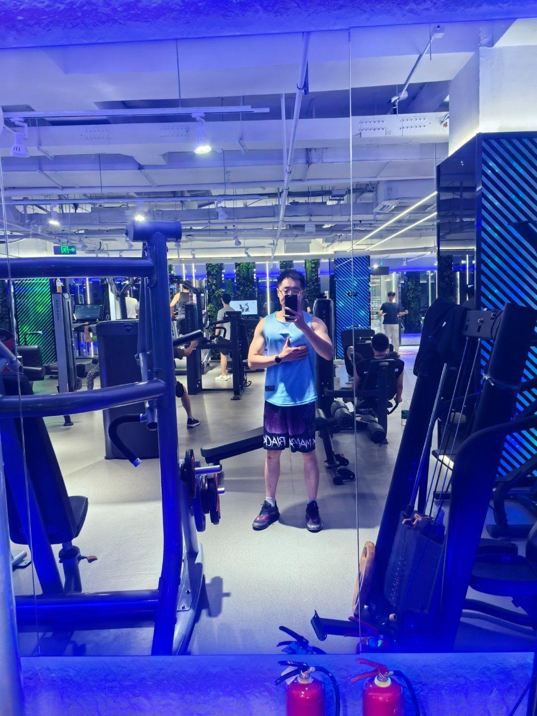 今日运动：练胸，还挺有感觉。消耗也不少，晚上大吃一顿[坏笑] ​​​