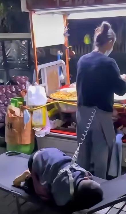 山东女子深夜带自闭症儿子摆摊，一男子试探着问：“我能免费吃碗凉皮吗？”女子愣了愣
