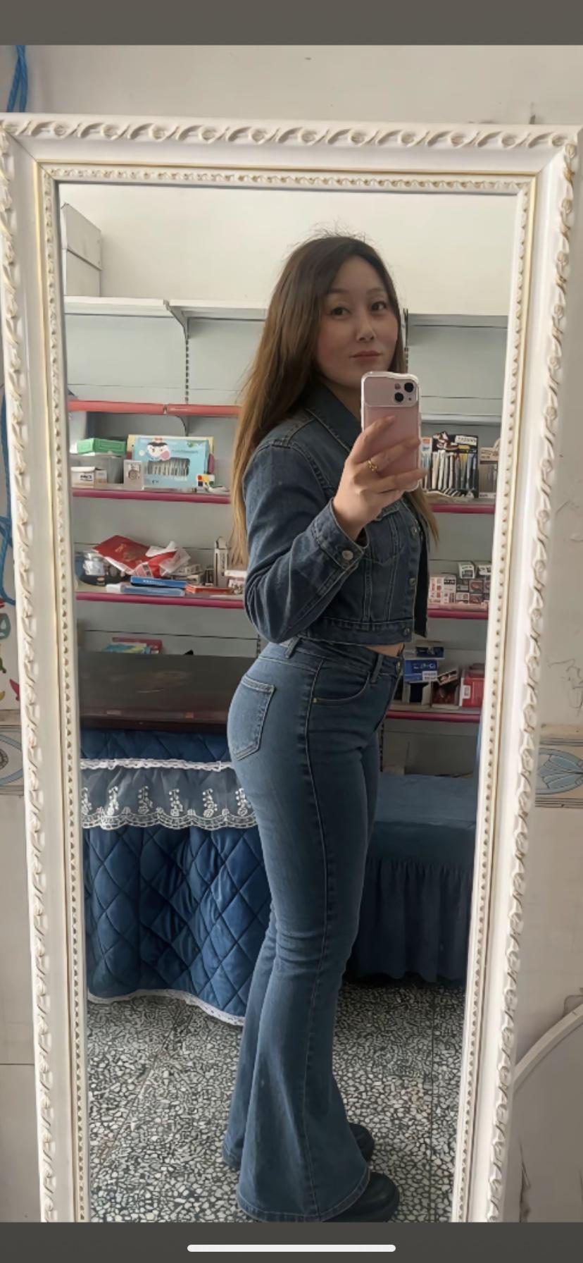 复古牛仔穿搭，镜中自拍的魅力！