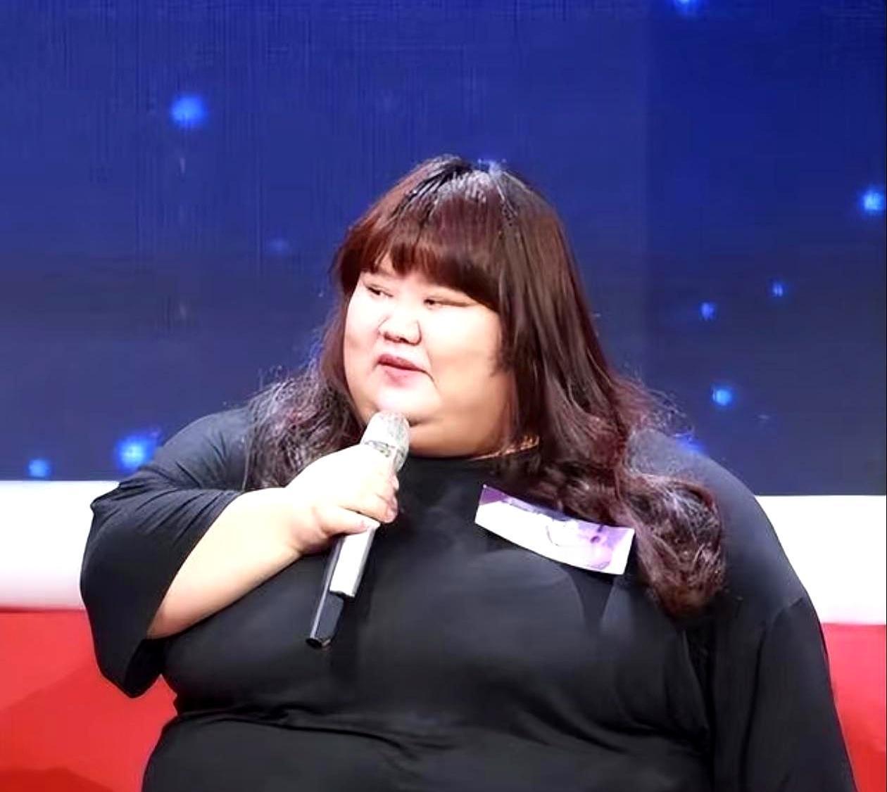 陈皖枝现在估计彻底明白了。

他怎么也不会想到，被丈夫喂到三百多斤，床都睡塌了。