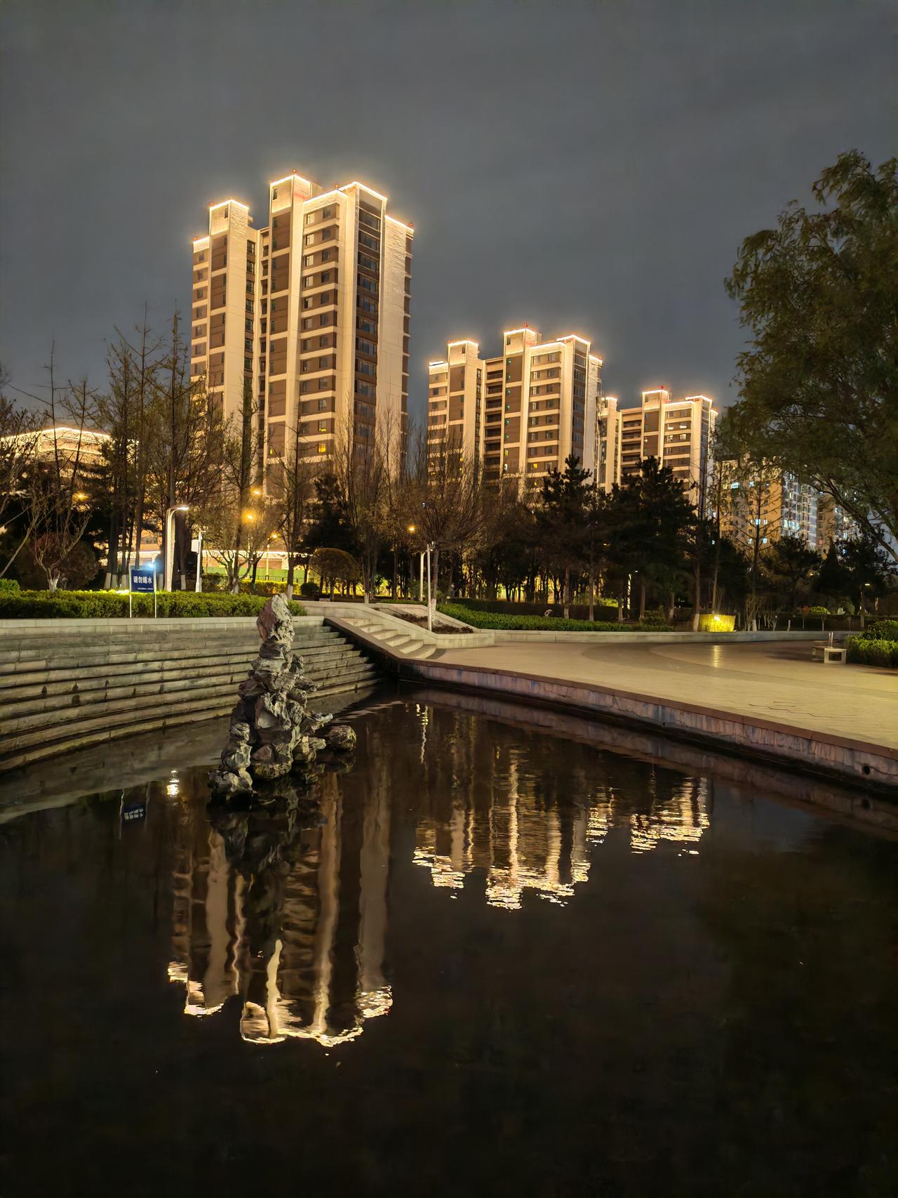 晒图笔记大赛太原·晋阳街公园，夜幕下的城市。