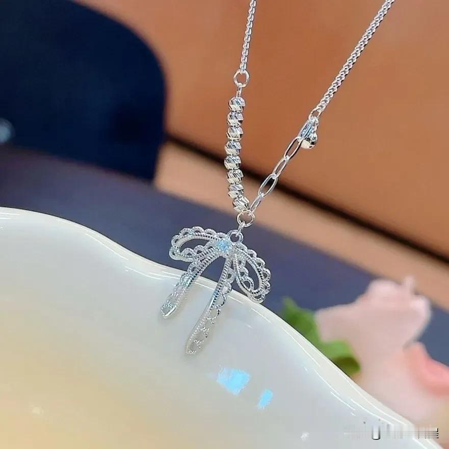 一种女人无所事事，
而且又馋又懒，
就指望着换老公、换情人生活，
一个女人连自己