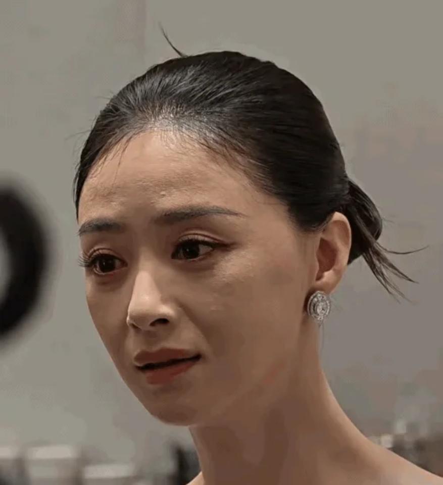难得会看到这么真实的镜头，
蒋欣底子是真好，
但是她应该也医美的但是看着挺自然，