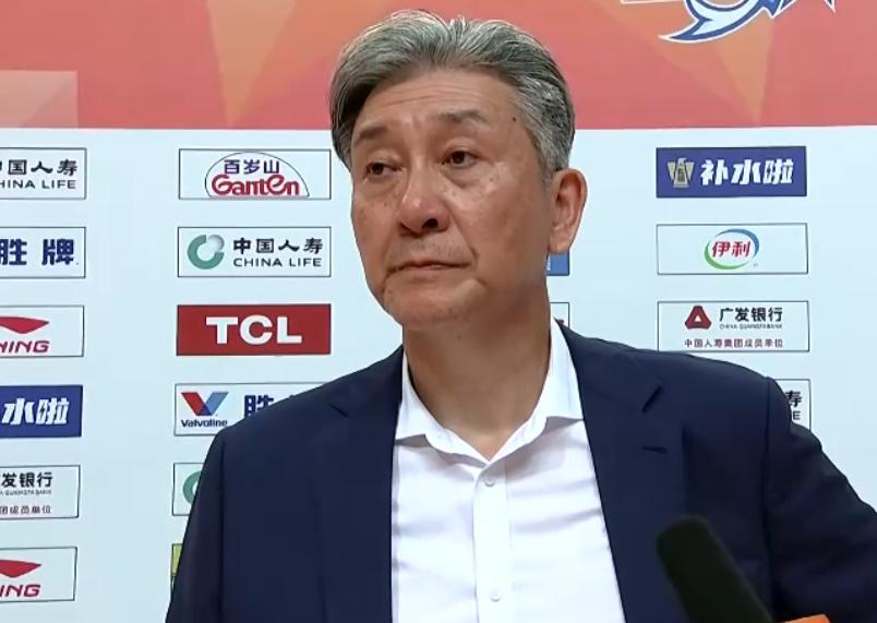深圳男篮客场险胜福建男篮的赛后采访，主教练郑永刚说道：“今天的比赛很精彩，我们打