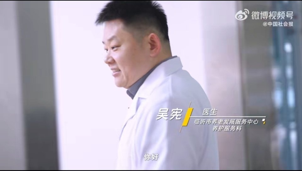 被挠出疤的医生反给病人送毛绒玩具他曾被误伤，却从未生怨，仍以温柔相待，耐心问诊、