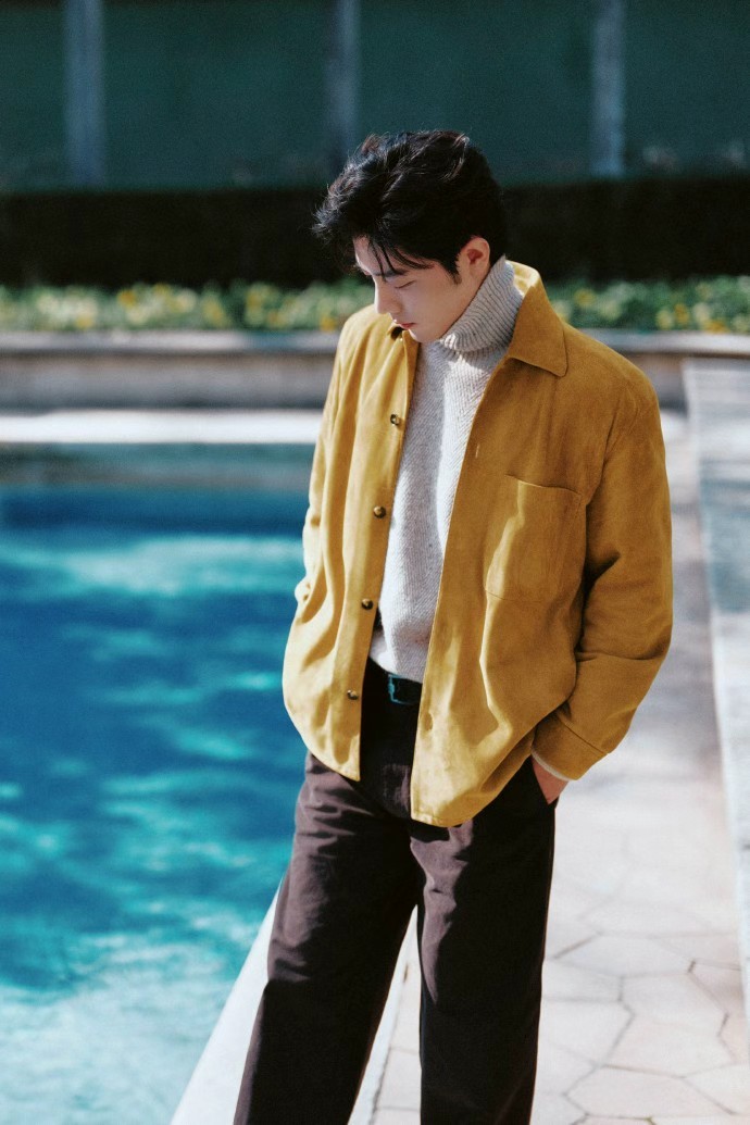 肖战邂逅优雅时刻肖战看秀妆造  肖战看秀妆造，肖战邂逅优雅时刻，高领针织衫搭配暖