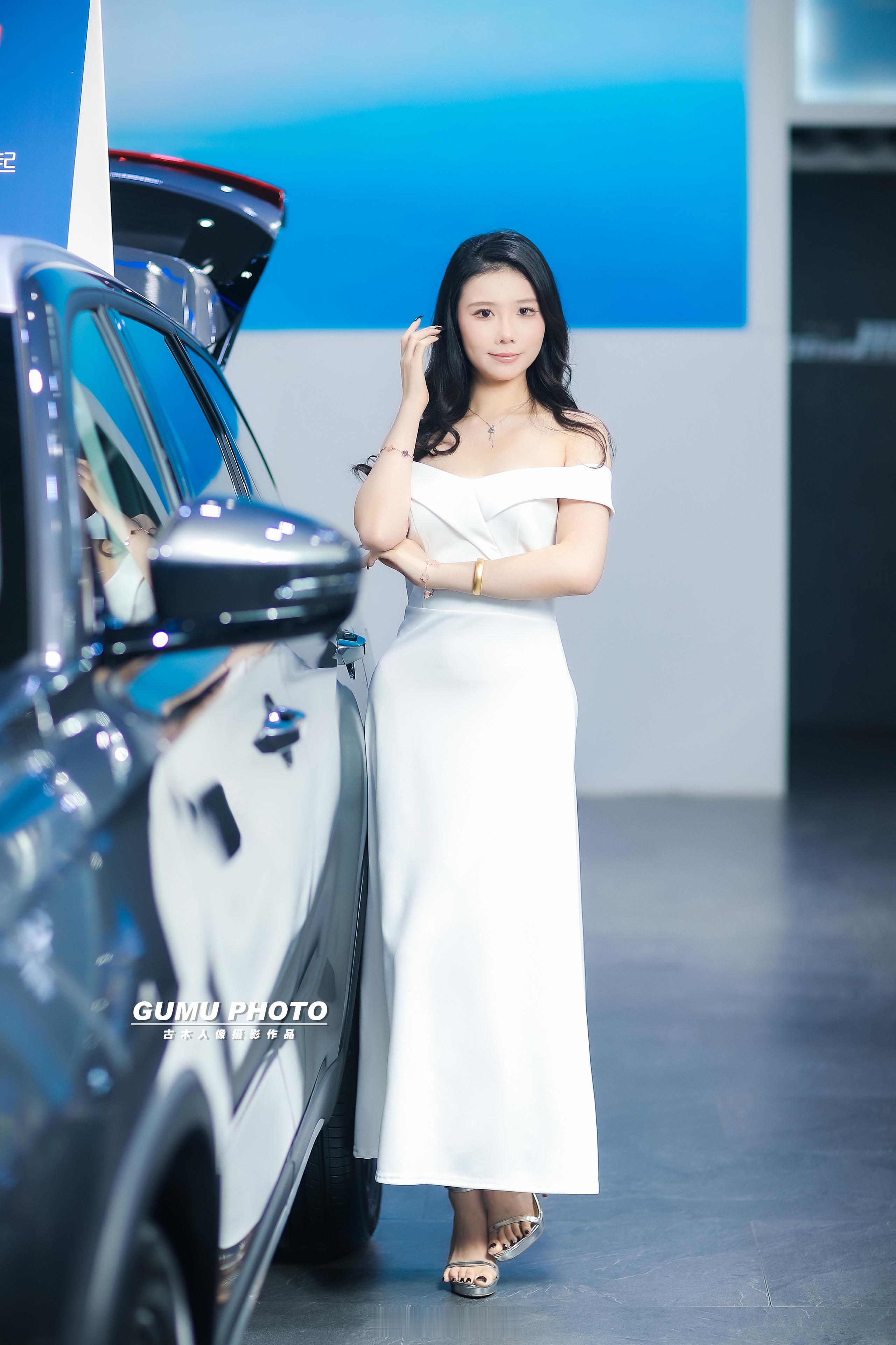 2025贵阳汽车文化节长安汽车展台模特小姐姐。2025贵阳汽车文化节第十五届贵阳