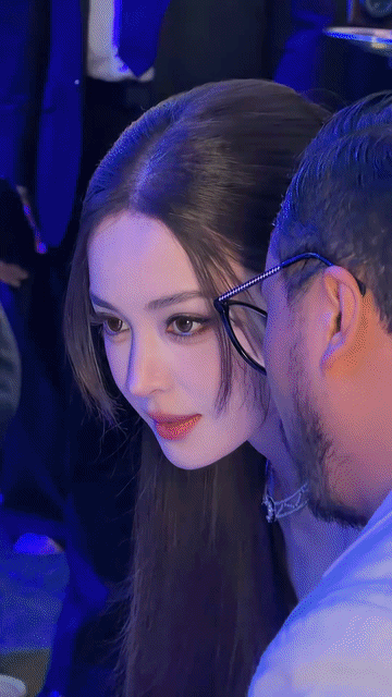 被娜扎这样盯着看，会被她美到走神吧，说什么都会忘记！娜扎的修图师和化妆师应该是最