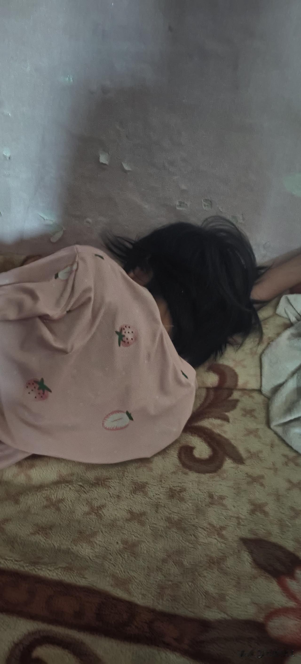 我八岁的小女儿昨晚玩游戏玩到两点多才睡，现在十点半还没醒，还有20天不到就开学了