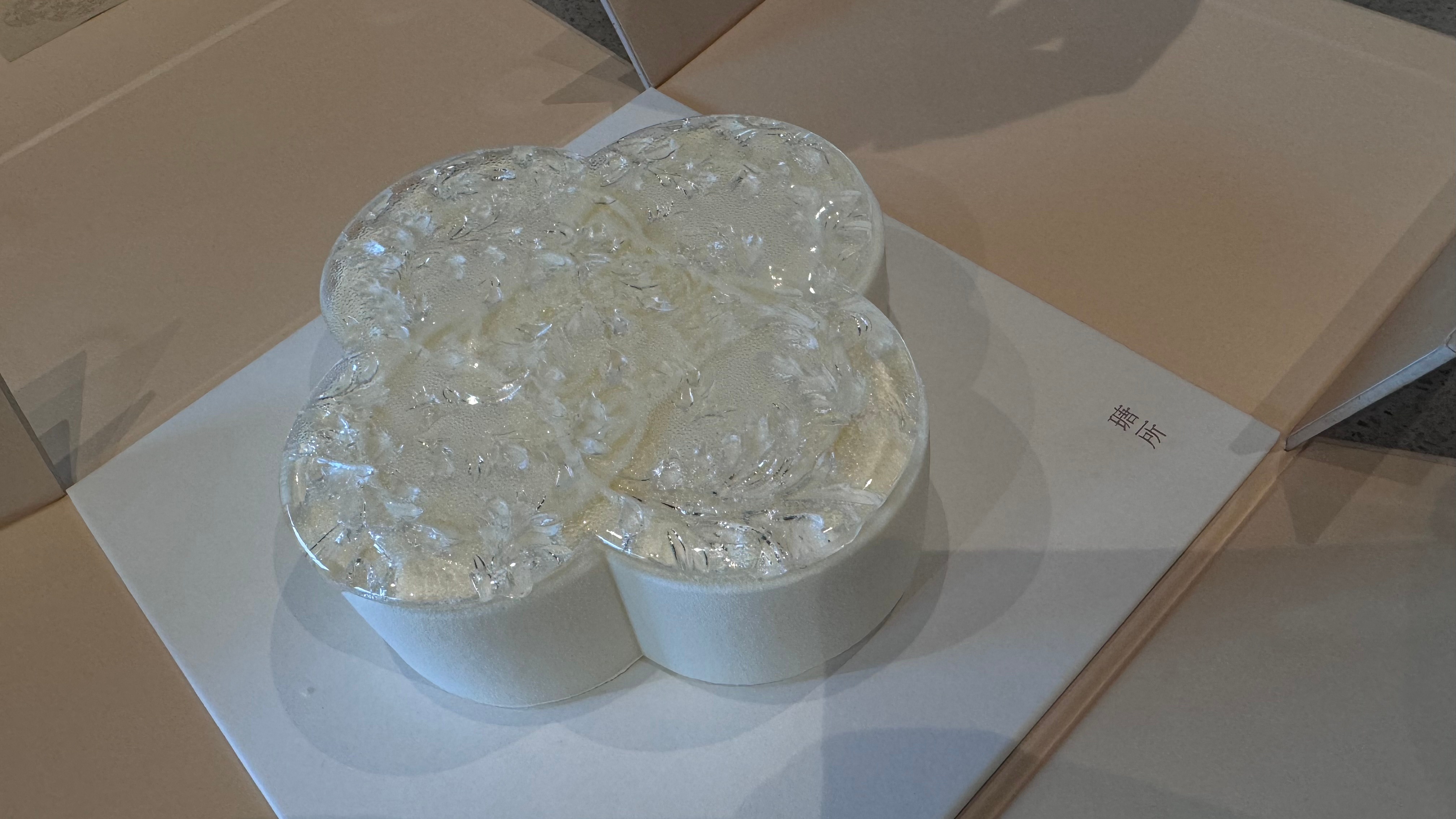 这个蛋糕上面是糖妮可以用地质锤击碎 ​​​