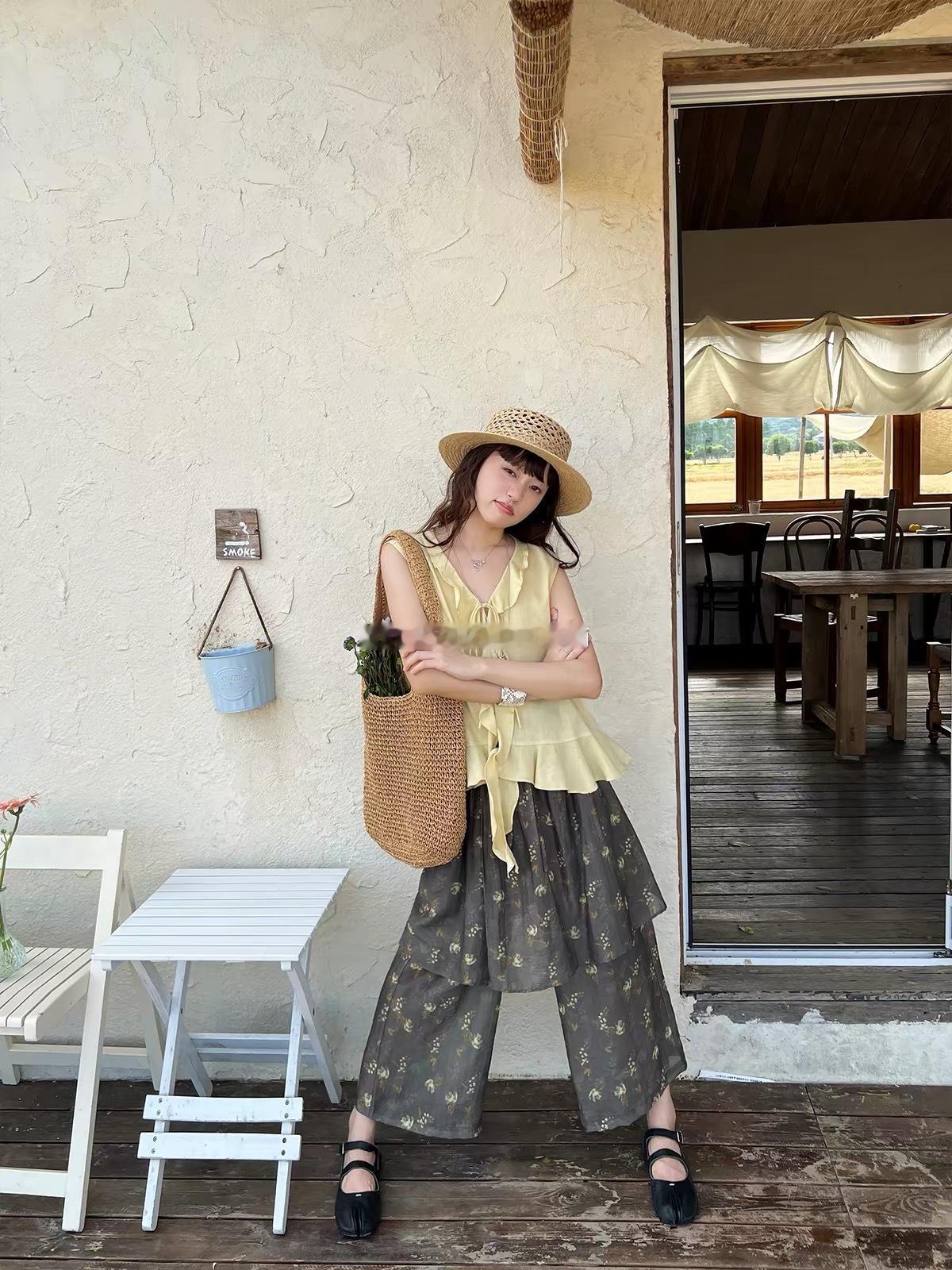 转换个话题…这条裤子我之前买了藏蓝色觉得很好穿今儿又发现另一个店铺有这个色也是松