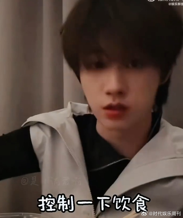 张子墨说苏新皓很自律张子墨减肥是为大家的眼睛负责真的会被努力又自律的人打动！张子