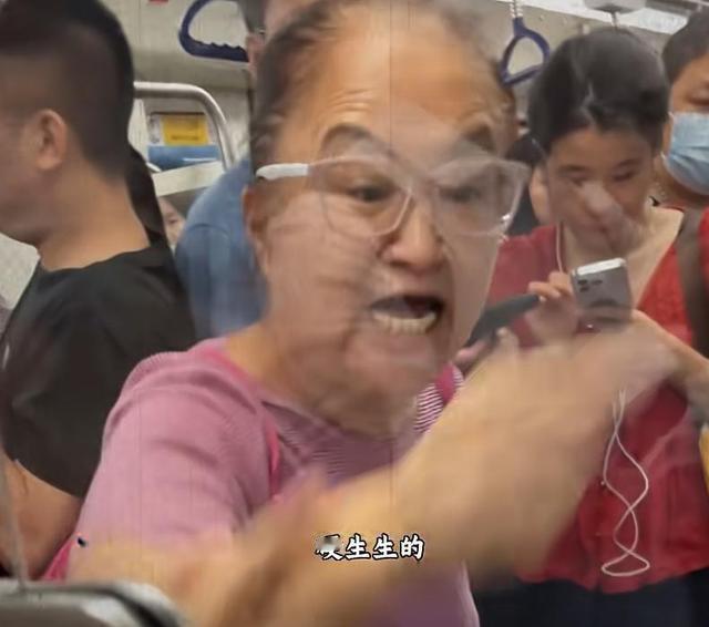 近日，深圳地铁上一老太以“尊老爱幼”为名要求一年轻女孩让座，强行塞孩子到女孩怀里