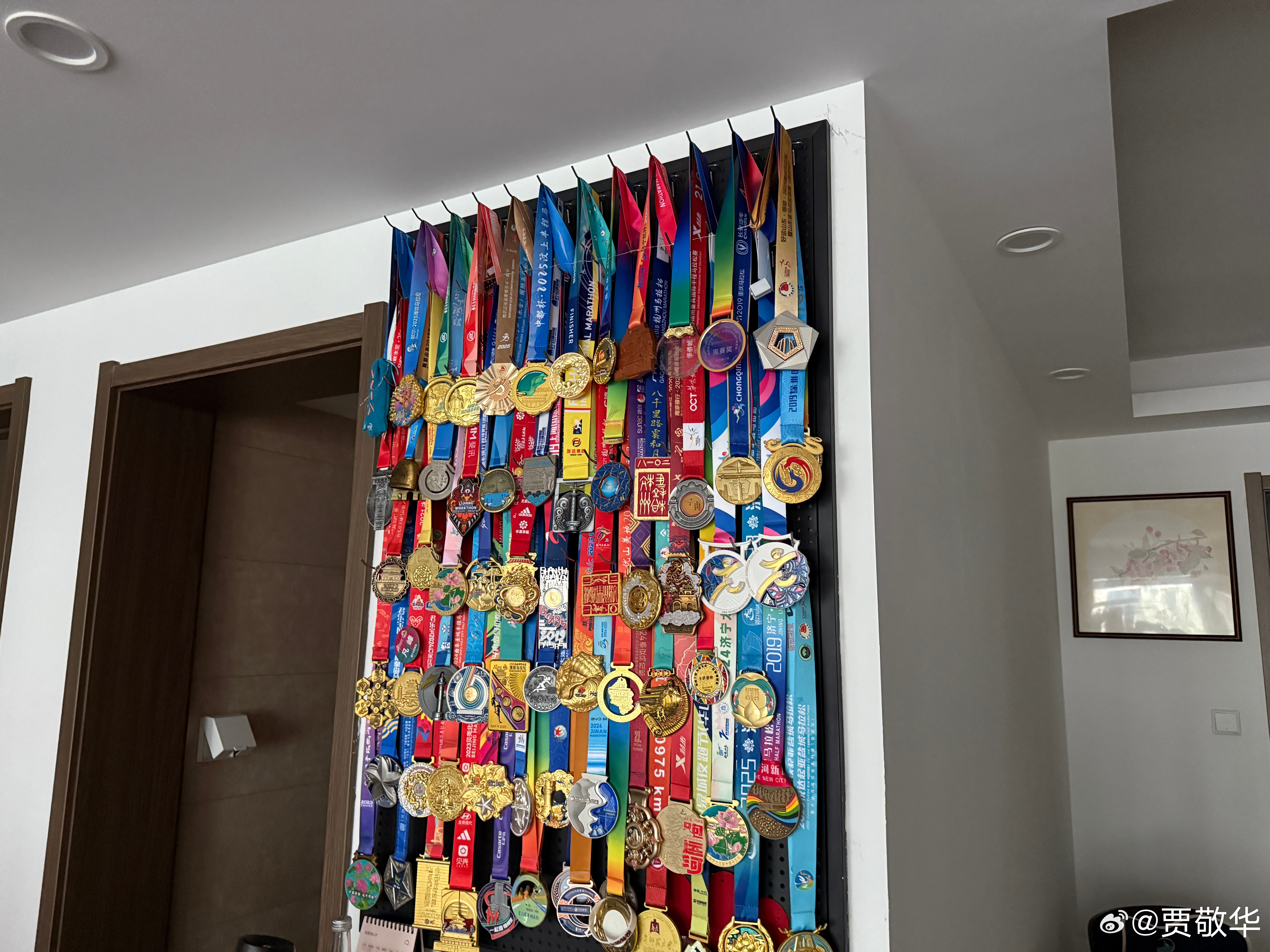 朋友跑马拉松的奖牌，整整的一面墙，太厉害了。 