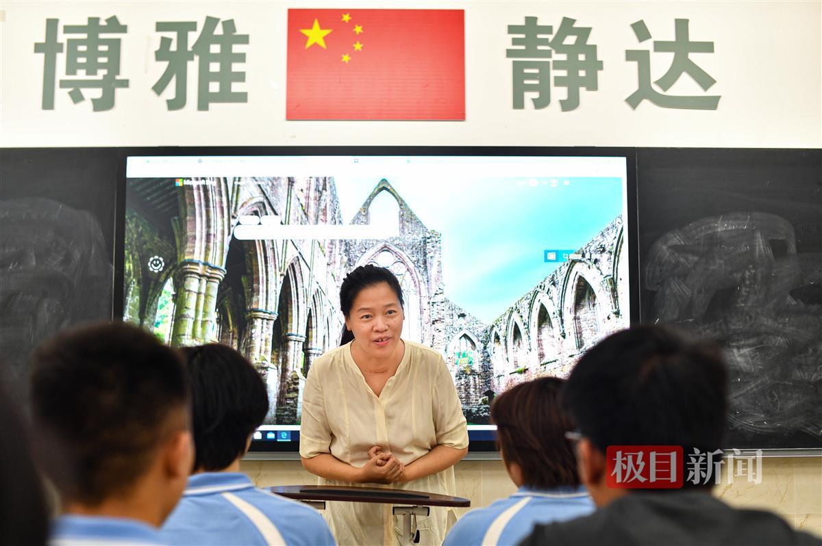 武汉市第一初级中学的英语教师梅晓因为英语课讲得引人入胜、从不多占学