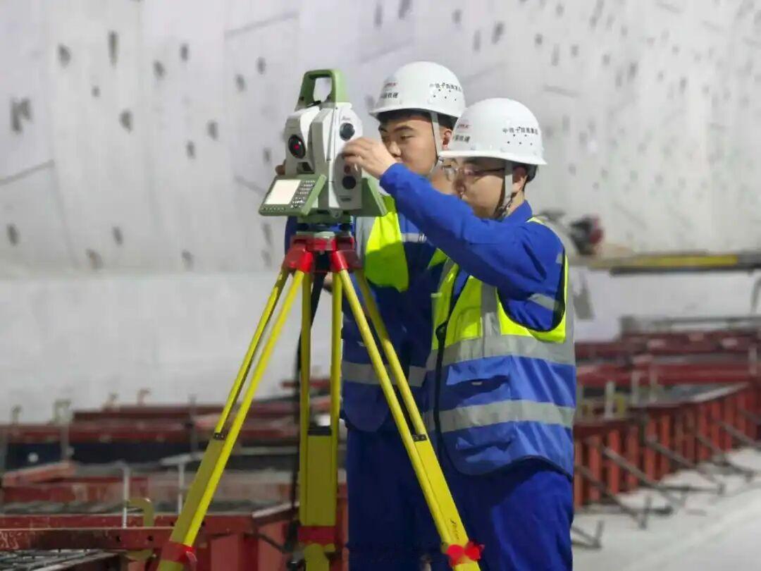 高铁头条【津潍高铁津沽海河隧道进入无砟轨道施工阶段】2026年4月24日，津潍高