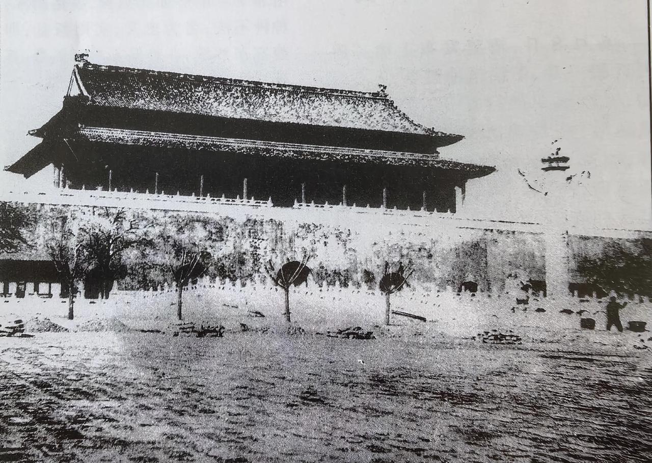 这是1900年的天安门和金水桥。那时光绪皇帝和慈禧太后还都在，紫禁城里还住着宫女