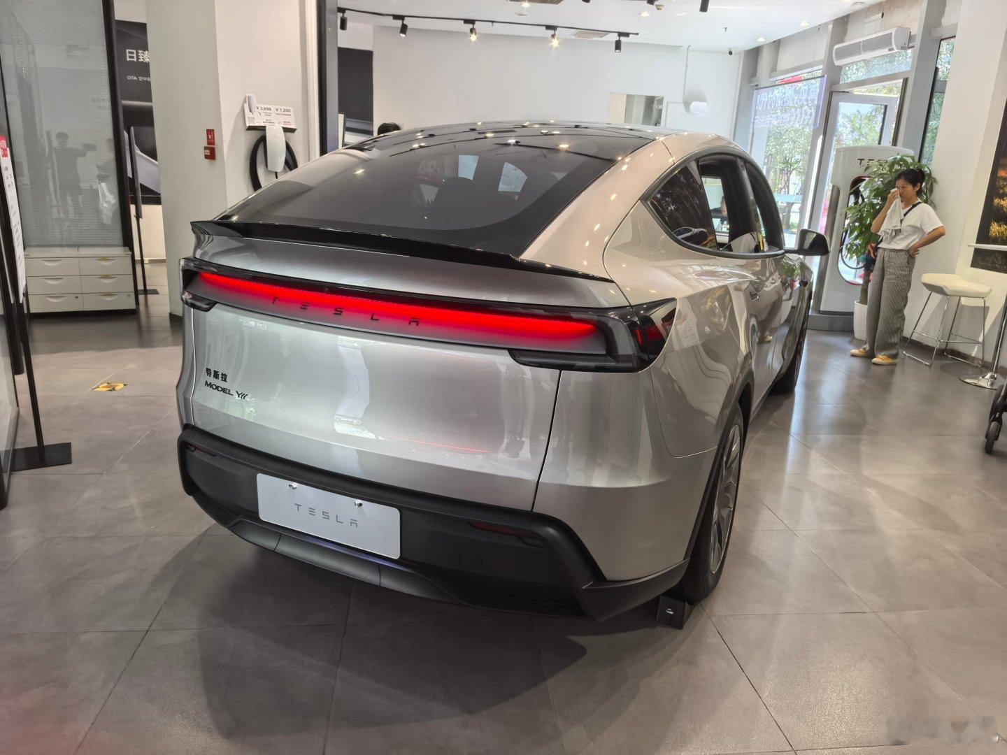 替大家看了一下特斯拉Model Y L，其实空间还行，没想象中那么小，如果只是坐