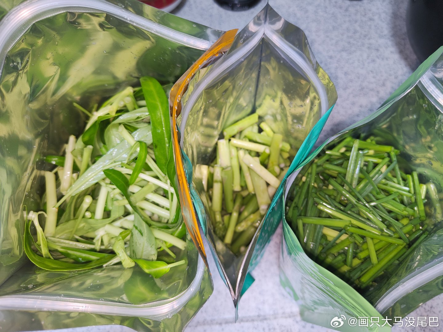 在我家，娃爸隔几天才买一次菜，一次买好多，我又习惯把菜都洗干净、处理好、装入塑料