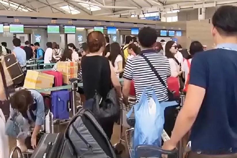 11月28日中午最新消息，现在他来了，第一条，大批华人赴日引发争议，日媒炒作避谈