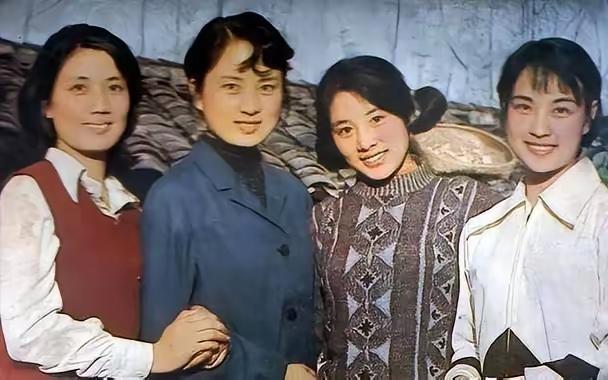 这四个姑娘，是许茂的四个女儿。张金玲是许茂的三姑娘徐秀云，李秀明是许茂的四姑娘许