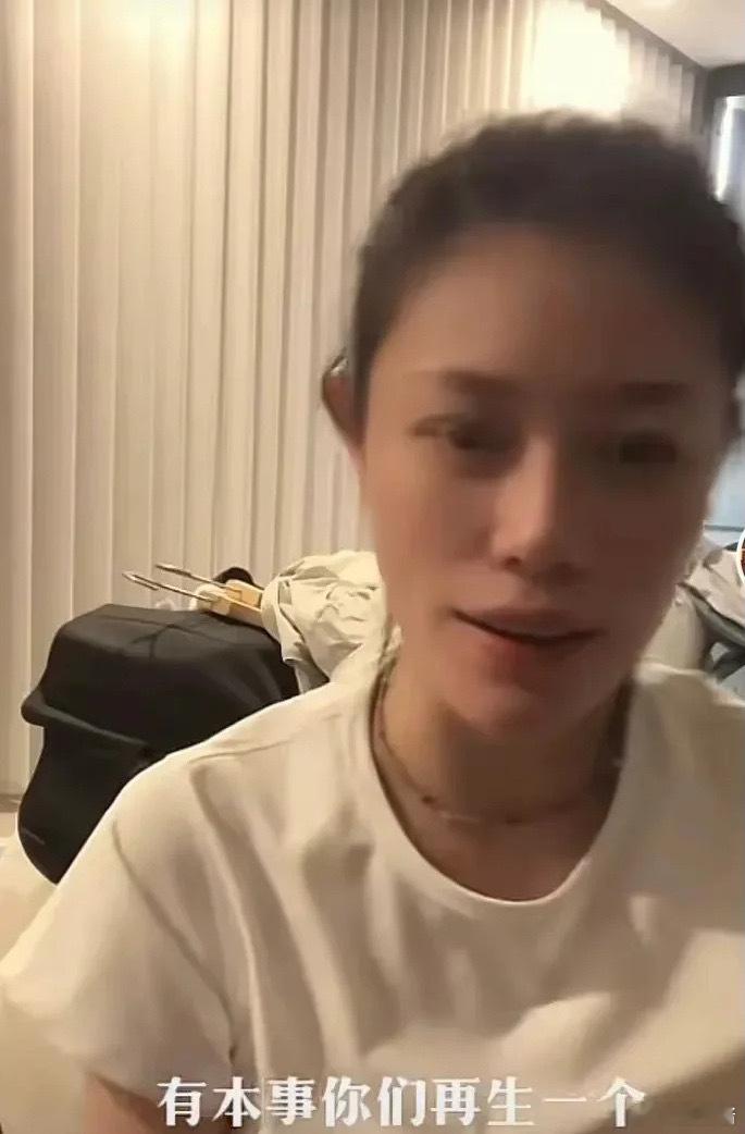 突然有点喜欢这姐的精神状态了，不过她们之间可以互相论姐妹了吗？汪峰：真 emo了
