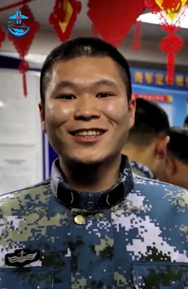 人民日报点名了！金城龙的父母登上儿子生前服役的军舰，站在他睡过的床铺前，很多人感