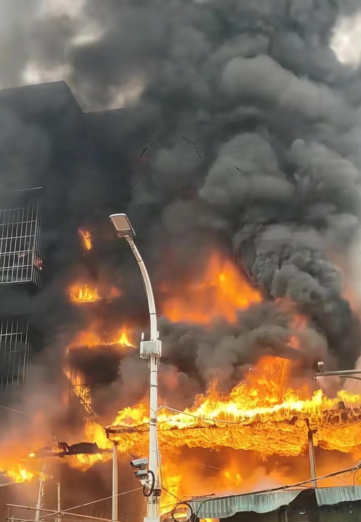 一眼没看住，就全烧了！

1月8日，有网友投稿，称湖南怀化市一居民楼发生了火灾，