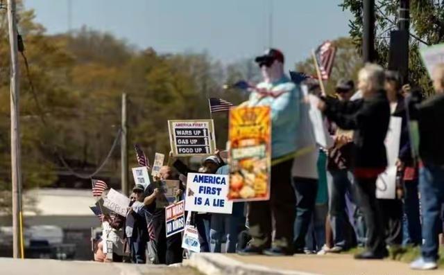 这可真是墙倒众人推，破鼓万人捶！美国50个州同时炸锅！数百万人涌上街头抗议，这场