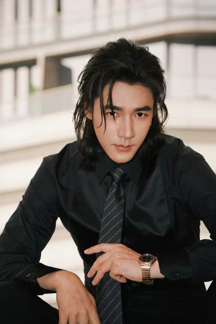 此沙身着黑西装背头亮相金像奖红毯，港风气质直接拉满！关键是还走了两遍红毯，这排面