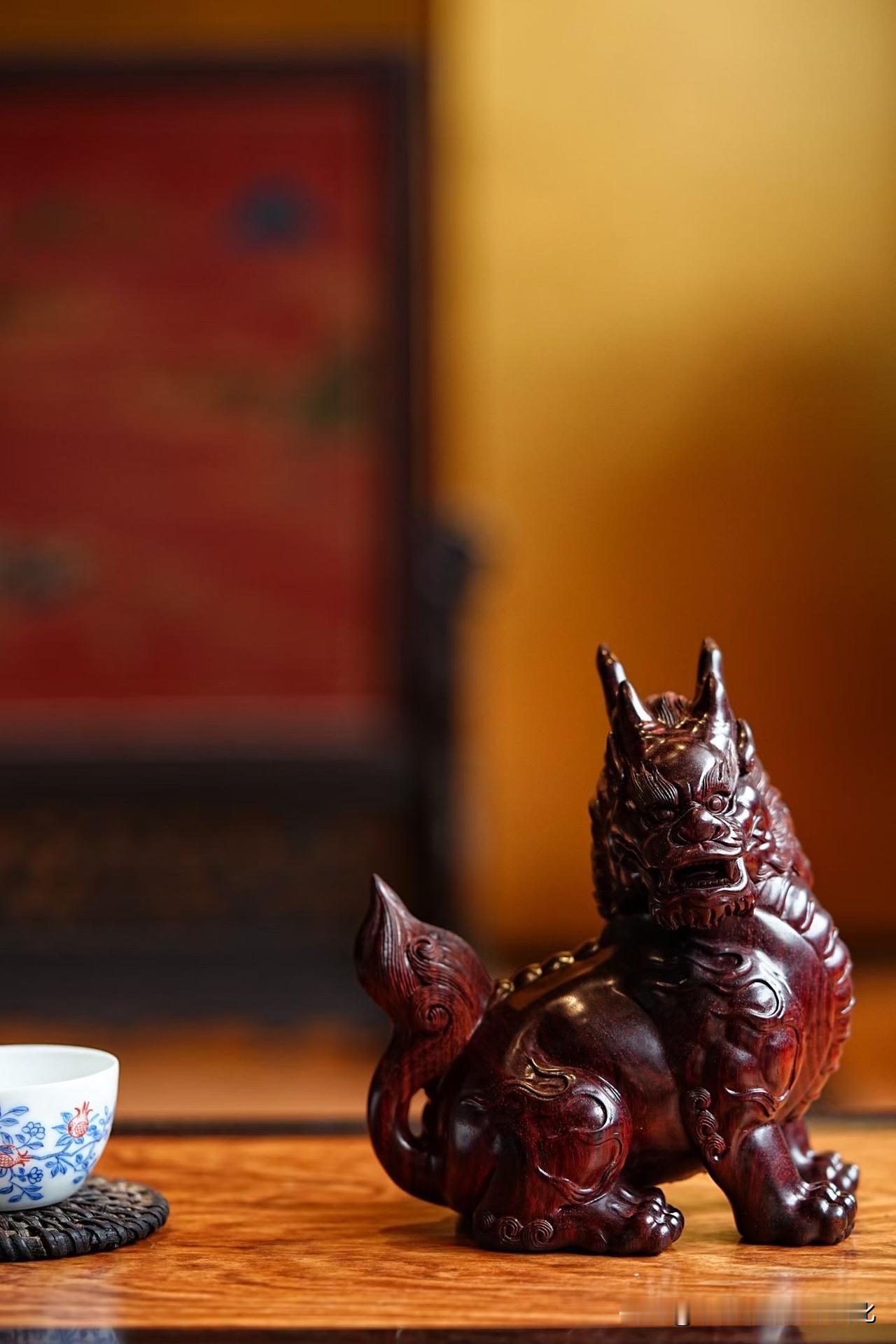 有些瑞兽，不在“威”，而在“稳”。

小叶紫檀的底色深沉如墨，光线落上去，是一层