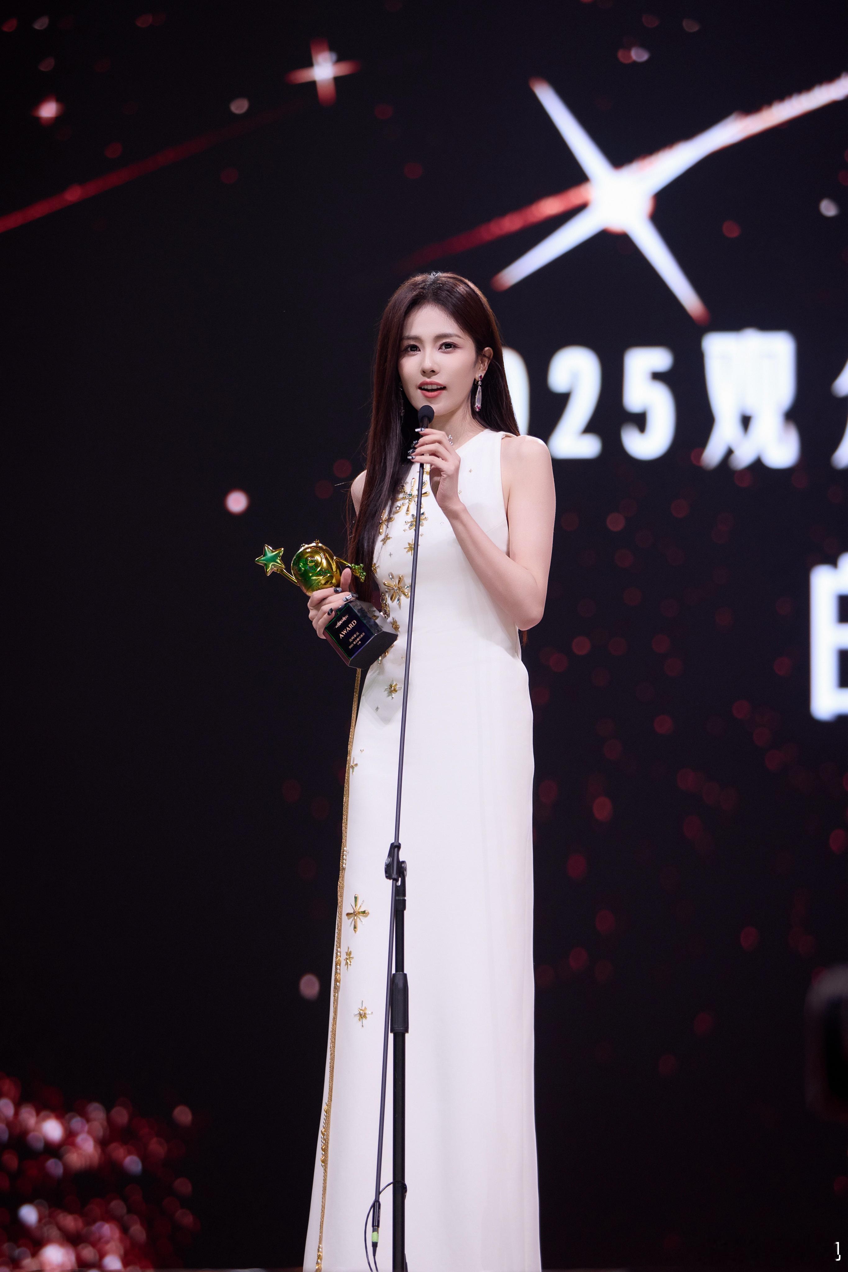笃行向前，热爱如炬。欢娱影视演员荣获“2025观众瞩目演员”荣誉 ，徜徉灿烂星海