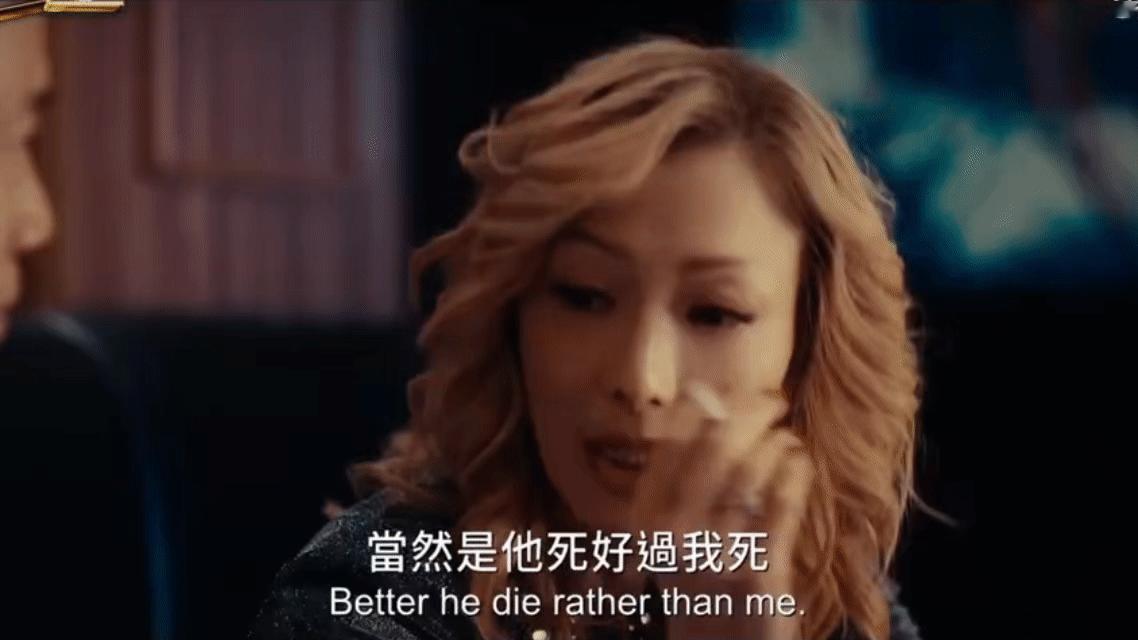 黄子华郑秀文这段拉扯感 新片里黄子华和郑秀文的互动太有张力，躺大腿、浴袍拉扯，仿